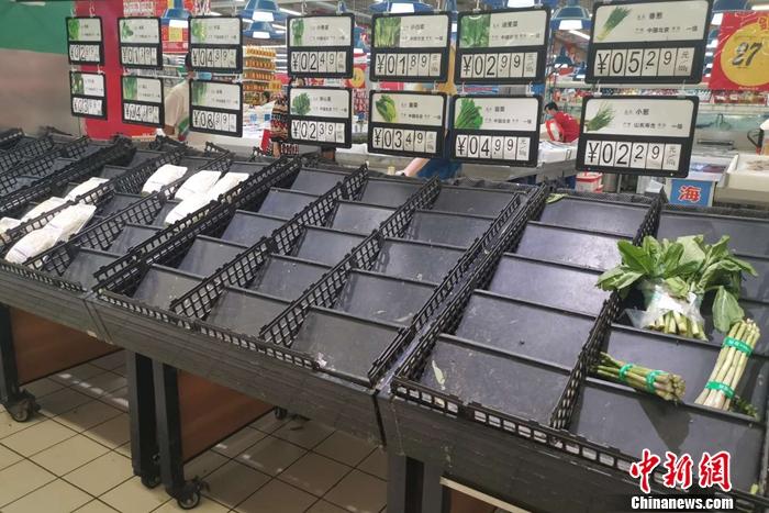 北京市丰台区新村街道欧尚超市多个蔬菜品种已售空。 谢艺观 摄 北京市丰台区新村街道欧尚超市多个蔬菜品种已售空。 谢艺观 摄