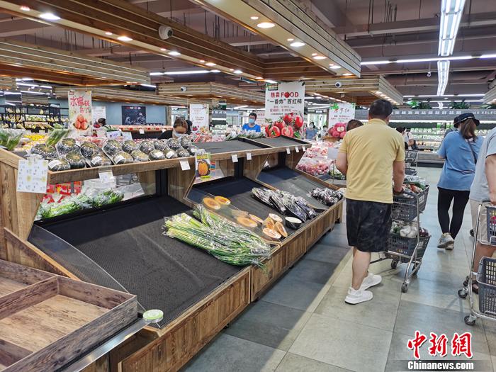 果蔬好超市部分蔬菜卖光。中新网记者 李金磊 摄