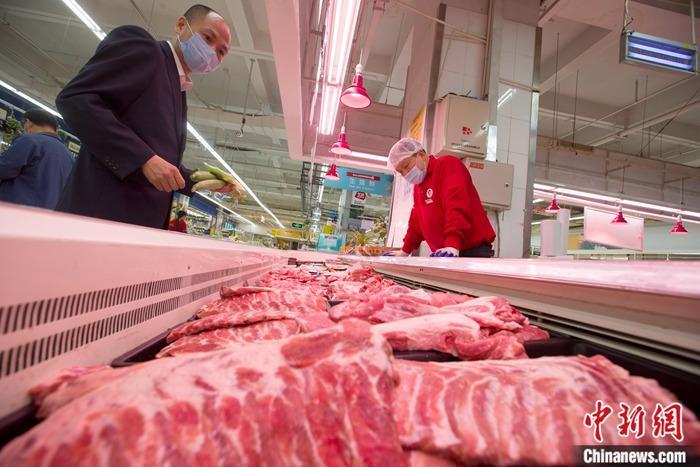 5月12日，山西省太原市一超市，消费者正在选购猪肉。 中新社记者 张云 摄
