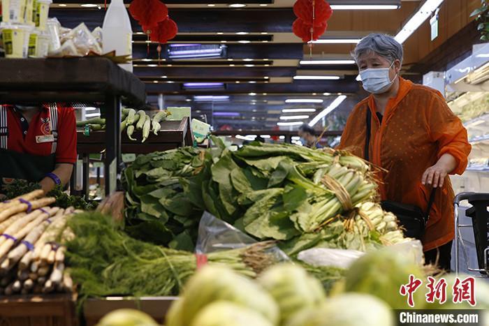 6月15日，市民在北京市西城区一家超市内采购蔬菜。 中新社记者 蒋启明 摄
