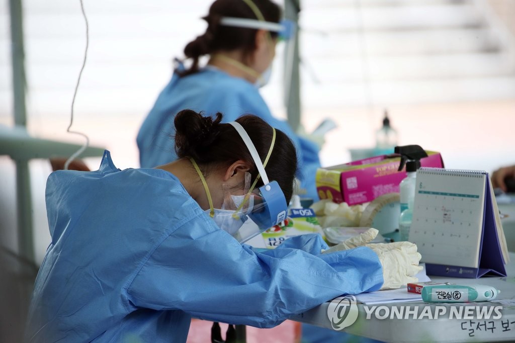 韩国防疫人员体能透支。（韩联社）
