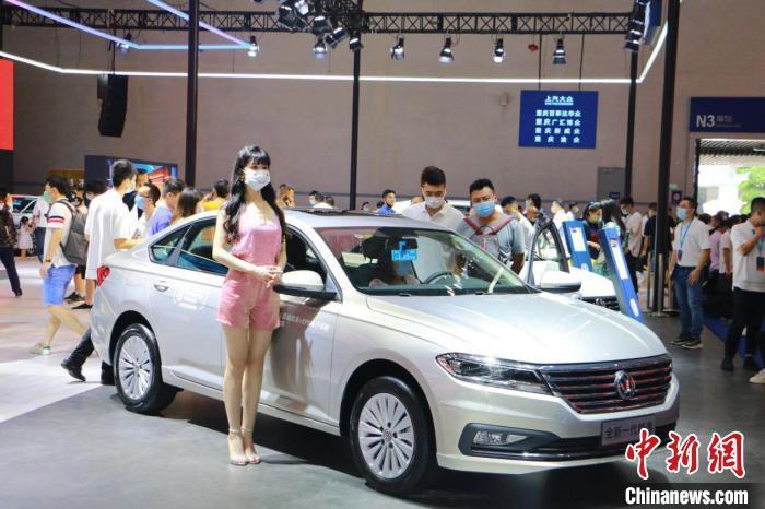 千余款中外车型亮相2020重庆国际车展。 陈媛 摄 