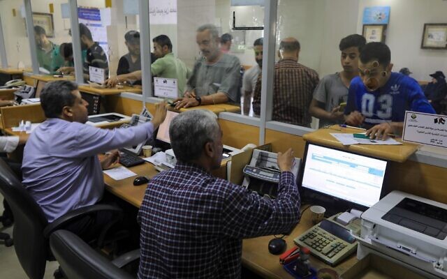 △巴勒斯坦人在申领失业援助款（图片来源：网络）