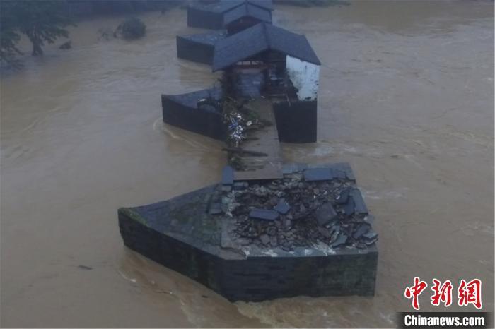 受洪水袭击，江西婺源县清华镇彩虹桥部分桥面受损。 詹东华 摄