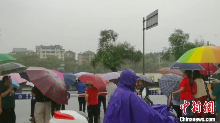 黄山市民冒雨看镇海桥。姬厚林 摄