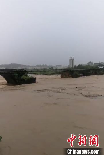 7月7日上午，黄山市屯溪老大桥被冲毁 张启飞 摄