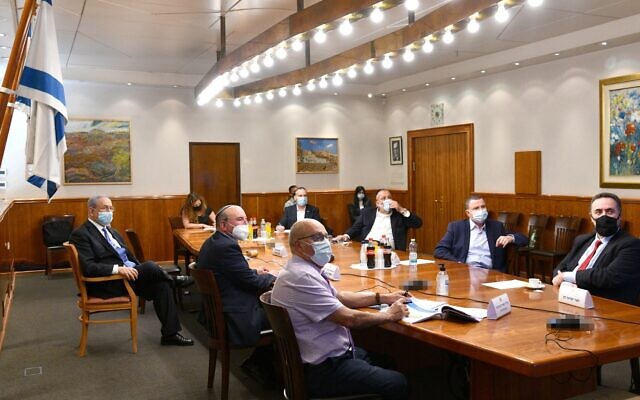 △以色列总理内塔尼亚胡（左）16日深夜主持召开部长紧急会议 （图片来源：政府新闻办公室）