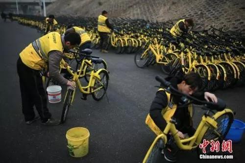 资料图：2018年3月3日，天津ofo工作人员对单车进行集中维护。中新社记者 佟郁 摄