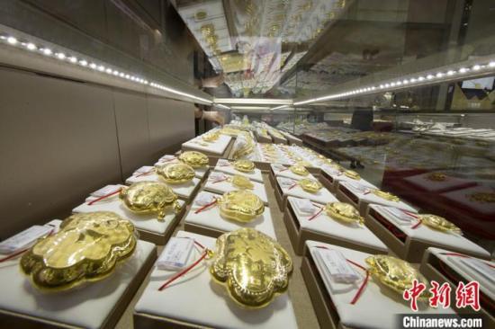 资料图：山西省太原市，某商场的黄金饰品。中新社记者 张云 摄