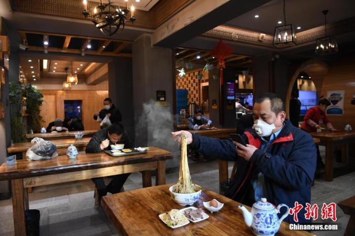 2月19日，甘肃省兰州市的市民在一家牛肉拉面馆里就餐。 中新社记者 杨艳敏 摄