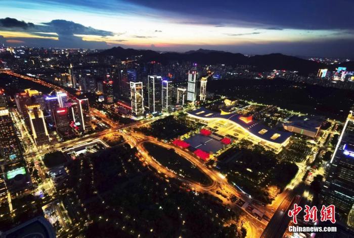 图为深圳市民中心夜景。 中新社记者 陈文 摄