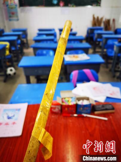 事发教室的讲台上放置有一把竹戒尺。 苗志勇 摄