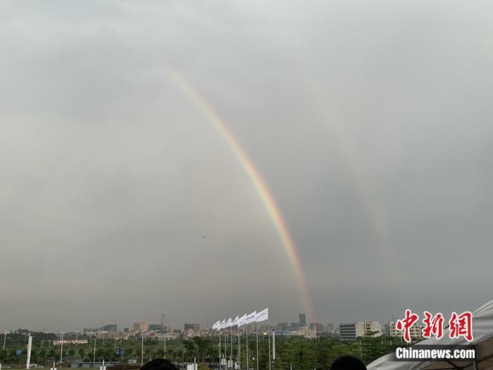 鸿蒙2.0发布后，发布会现场外面天空出现了双彩虹。中新网 吴涛 摄