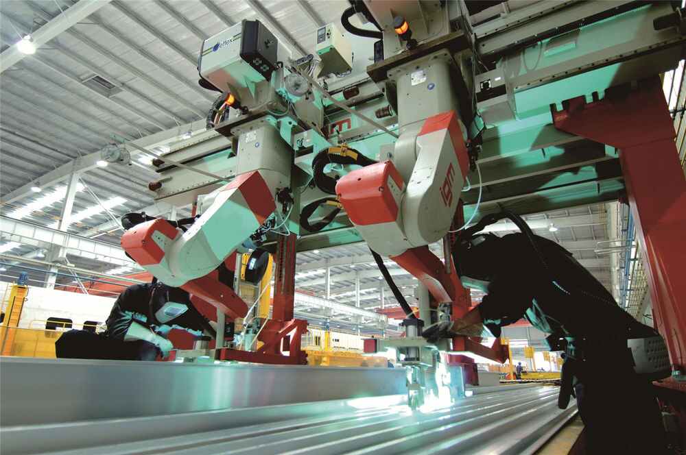 工人正在中车四方股份公司高速动车组车体数字化焊接生产线上忙碌。（中车四方供图）