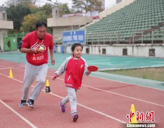 资料图：一对父女正在参加“同心协力”项目。 杨迪 摄