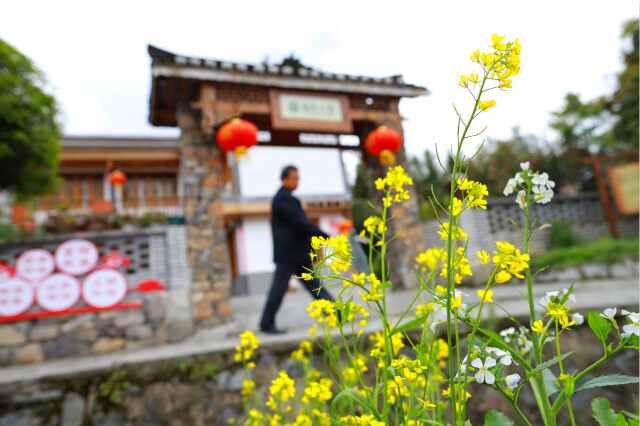 4月13日在贵州省遵义市播州区枫香镇郊外拍摄的乡村风景。新华社图。