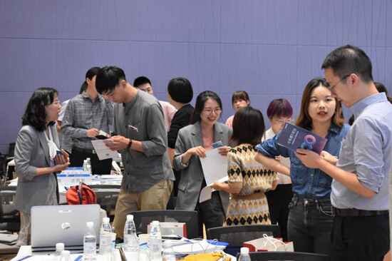 上海外国语大学各学院老师利用双选会与企业HR对接用人需求。上海外国语大学供图