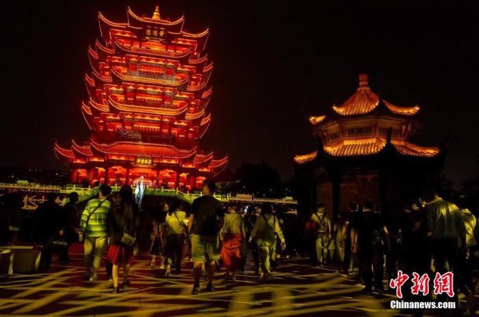 10月1日晚，武汉城市地标黄鹤楼正式开放夜间体验。中新社记者 张畅 摄