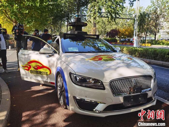  10月29日，在北京亦庄创新发布体验式调研活动上，记者试乘自动驾驶出租车，开启了国家高新技术产业化基地首次“探访之旅”。 陈建 摄
