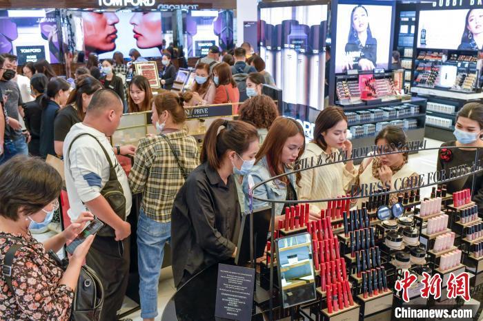 图为顾客在海口日月广场免税店选购化妆品。 骆云飞 摄