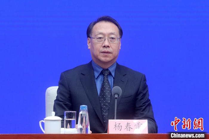12月4日,中国国务院新闻办公室在北京举行新闻发布会,介绍2020年全国“宪法宣传周”活动安排及“七五”普法工作等方面情况。中国最高人民检察院副检察长杨春雷表示,截至2020年9月底,全国检察机关共受理审查逮捕涉疫情刑事犯罪案件6393件8032人,审查批准逮捕5335件6480人。 <a target='_blank' href='http://www.chinanews.com/'>中新社记者 张宇 摄 点击进入下一页