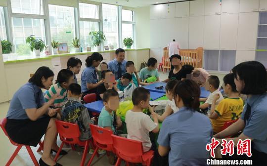 资料图:检察官们看望福利院的孩子。李晓明 摄 点击进入下一页
