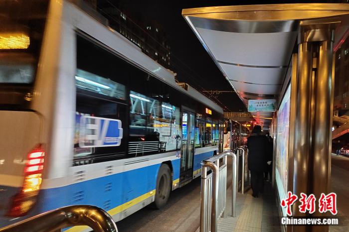 北京街头的公交车。中新网记者 张旭 摄