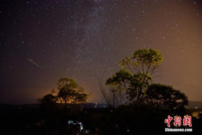 资料图:在达州市开江县普安镇宝塔坝,一颗流星划过夜空。 鸿雁 摄 点击进入下一页