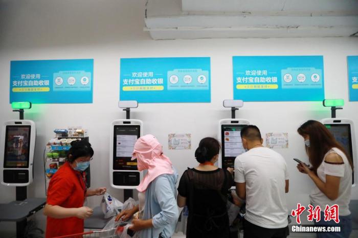 资料图:市民正在利用手机支付购物。王方 摄 资料图:市民正在利用手机支付购物。王方 摄