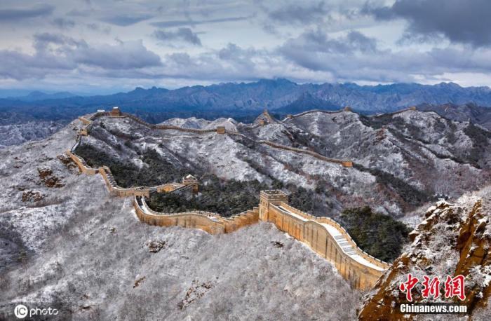 11月19日，河北承德金山岭长城景区迎来2020年冬日首场降雪。初雪过后，漫山遍野都被雪覆上了一层白衣，静谧的金山岭，像极了水墨画。图片来源：ICphoto