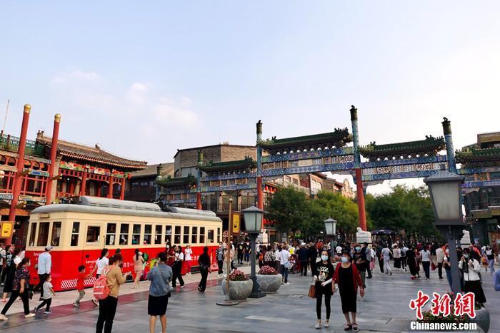 资料图:北京前门大街游客众多。<a target='_blank' href='http://www.chinanews.com/' >中新网记者 李金磊 摄
点击进入下一页