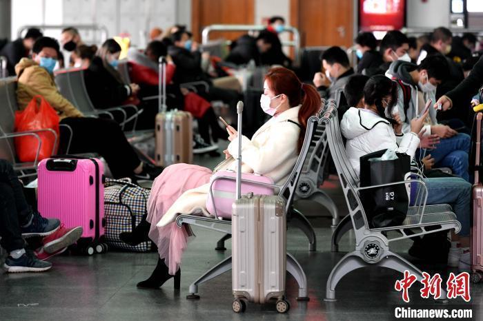 资料图:候车厅里等车的乘客。 王东明 摄 点击进入下一页