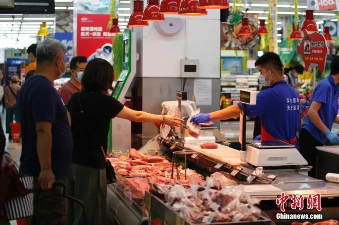 资料图:北京市朝阳区一家京客隆超市内,市民选购猪肉。 中新社记者 蒋启明 摄
资料图:北京市朝阳区一家京客隆超市内,市民选购猪肉。 中新社记者 蒋启明 摄