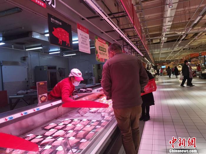 资料图：北京丰台区一家超市内的猪肉区。 谢艺观 摄