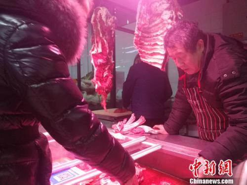 资料图：北京西城区一家菜市场里的牛羊肉摊。 谢艺观 摄