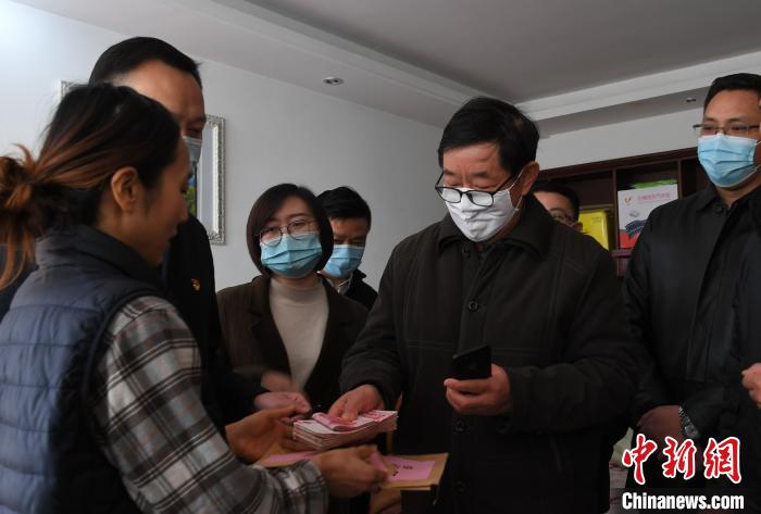 1月13日,居民代表、社区、企业负责人到刘宁家中为她送去爱心。截至目前,已累计帮扶、捐款3万余元。 韩苏原 摄 1月13日,居民代表、社区、企业负责人到刘宁家中为她送去爱心。截至目前,已累计帮扶、捐款3万余元。 韩苏原 摄