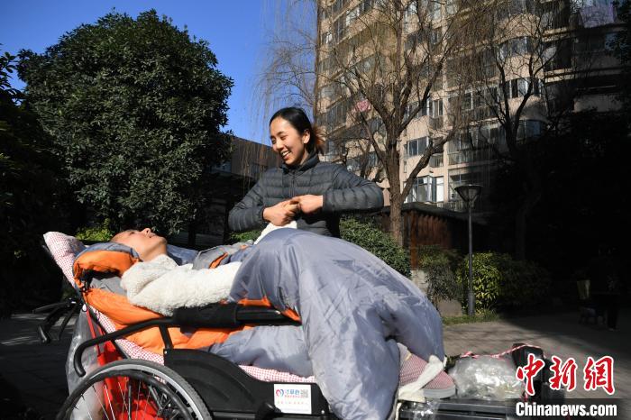 1月13日,刘宁一边为彭亚楼按摩,一边说话逗他开心,期待着男友早日真正醒来。 韩苏原 摄 1月13日,刘宁一边为彭亚楼按摩,一边说话逗他开心,期待着男友早日真正醒来。 韩苏原 摄