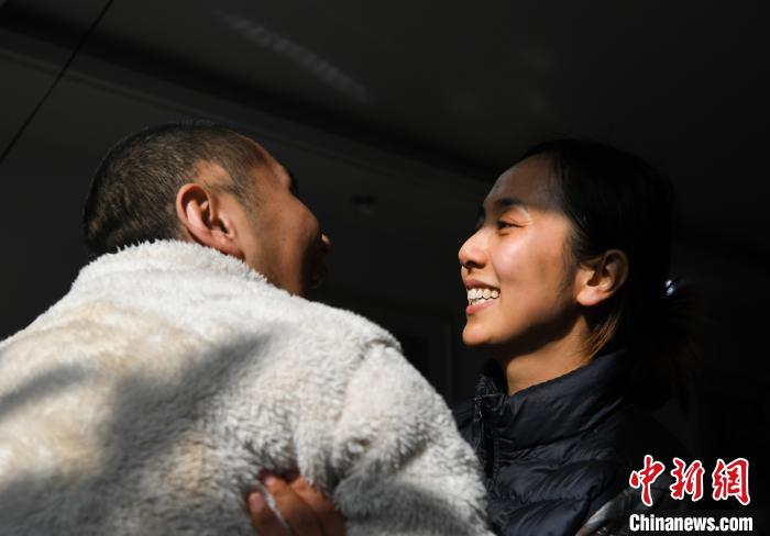 照顾昏迷卧床男友三年多,合肥“80后”女孩期待唤醒爱人。 韩苏原 摄 照顾昏迷卧床男友三年多,合肥“80后”女孩期待唤醒爱人。 韩苏原 摄