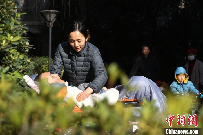1月13日，刘宁带彭亚楼在小区里晒太阳。 韩苏原 摄