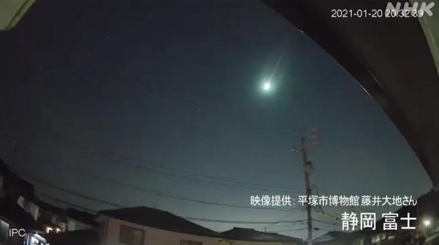 当地时间20日晚8时30分许,日本关东、东海和近畿等地的上空出现了一个大“火球”,这颗“火球”划过天际后消失在夜空中,整个过程持续数秒。图片来源:日本放送协会(NHK)视频截图 点击进入下一页