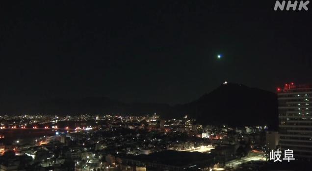 当地时间20日晚8时30分许,日本关东、东海和近畿等地的上空出现了一个大“火球”,这颗“火球”划过天际后消失在夜空中,整个过程持续数秒。图片来源:日本放送协会(NHK)视频截图 点击进入下一页