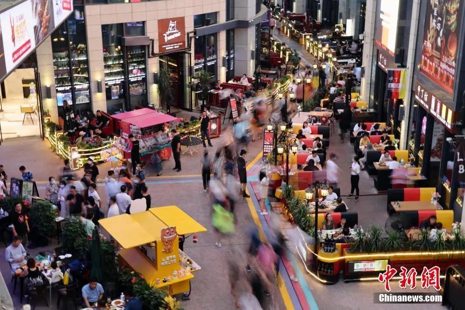 资料图：北京市民逛街购物。中新社记者 盛佳鹏 摄
