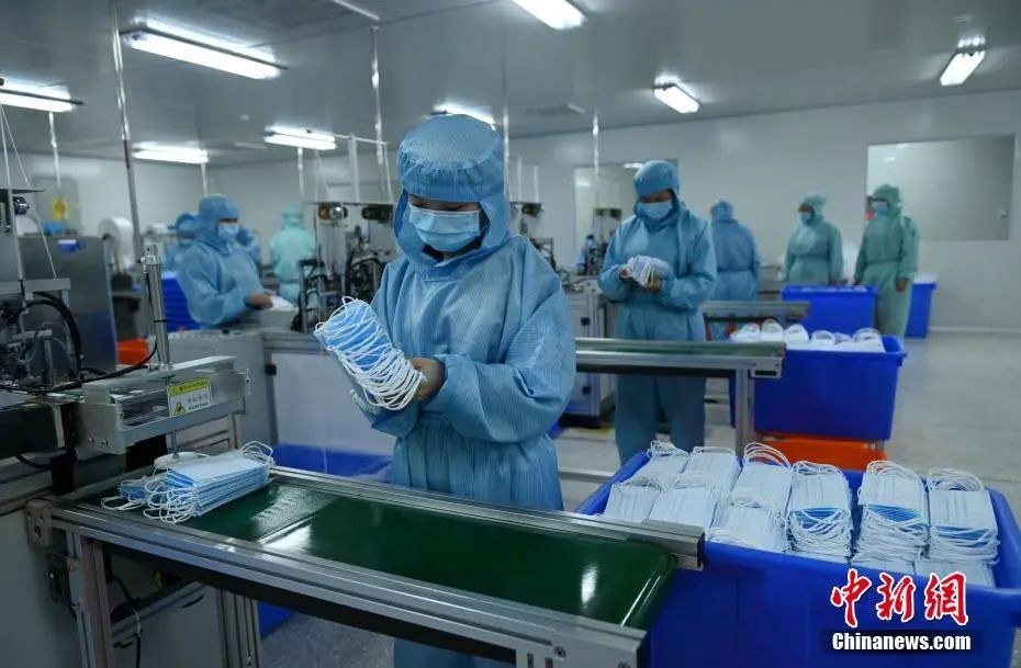 资料图：四川成都口罩生产线上忙碌的工人。中新社记者 刘忠俊 摄
