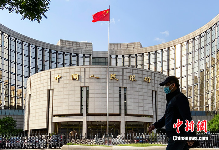 图为市民从中国人民银行前经过。（资料图片）中新社记者 张兴龙 摄