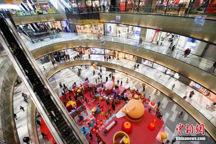 2月12日，大年初一，山西省太原市，不少民众来到商场消费购物。 中新社记者 张云 摄