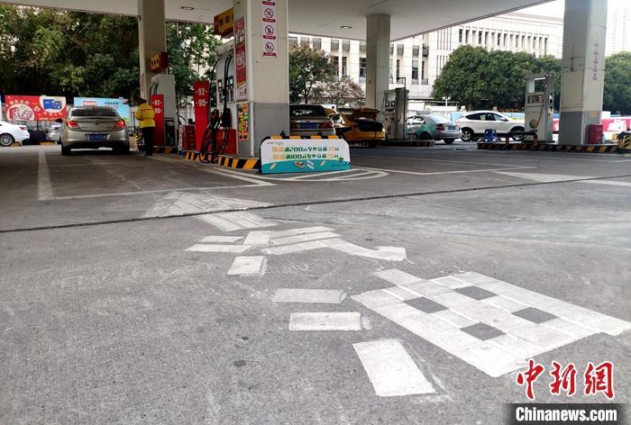 2月18日，福建福州，车辆在加油站加油。中新社记者 吕明 摄