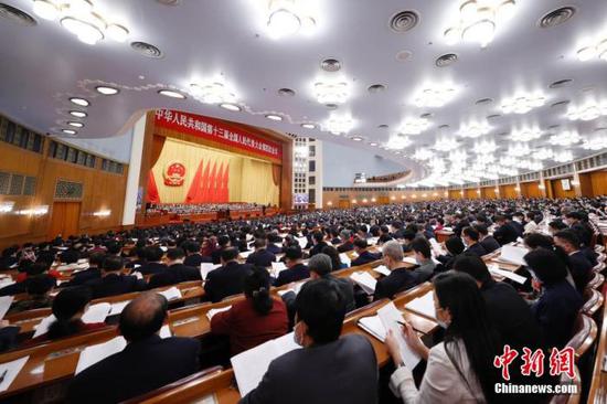 3月8日，十三届全国人大四次会议在北京人民大会堂举行第二次全体会议。 中新社记者 盛佳鹏 摄