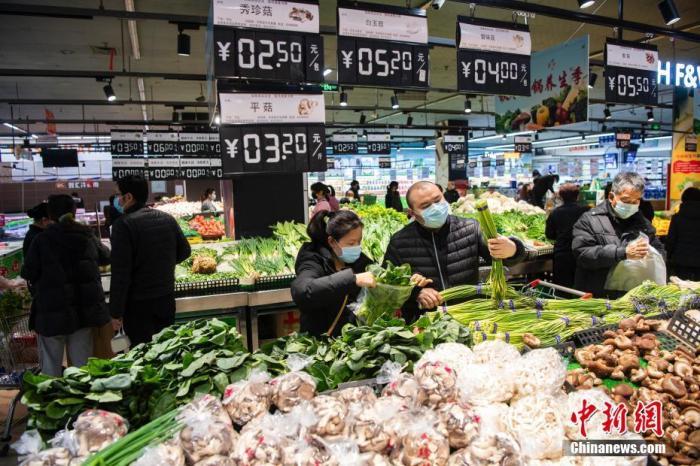 资料图：民众在超市采购商品。中新社记者 侯宇 摄
