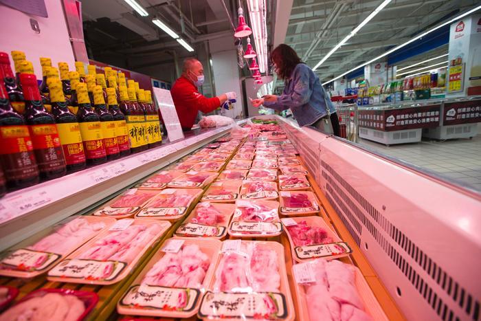资料图：消费者在选购猪肉。中新社记者 张云 摄