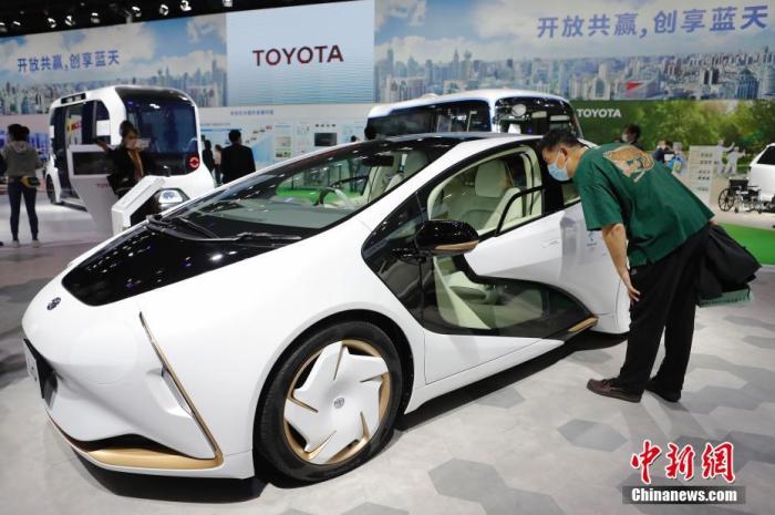 资料图：在第三届中国国际进口博览会上，多个汽车品牌展示的新能源汽车成为参观者关注的焦点。 中新社记者 殷立勤 摄